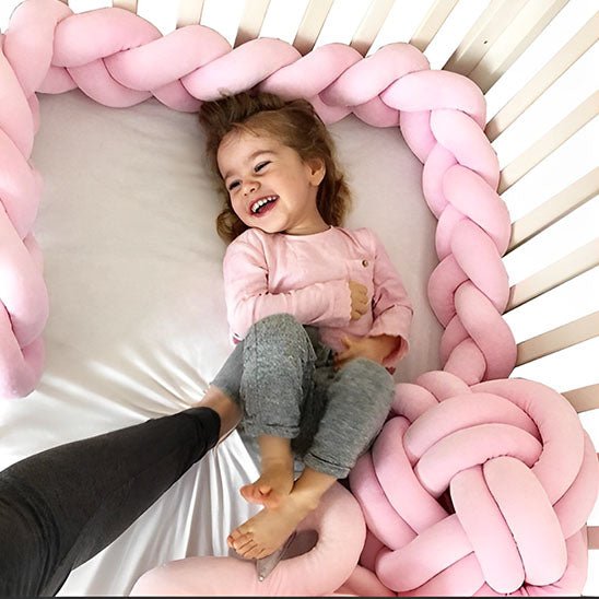 tresse de lit bébé - ™ : La Tresse qui Transforme le Lit de Bébé en Un Nid d’Amour et de Tendresse" - kidzbutterfly.com