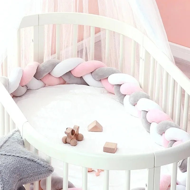 tresse de lit bébé"DouxCocon™ : La Tresse qui Transforme le Lit de Bébé en Un Nid d’Amour et de Tendresse" - kidzbutterfly.com