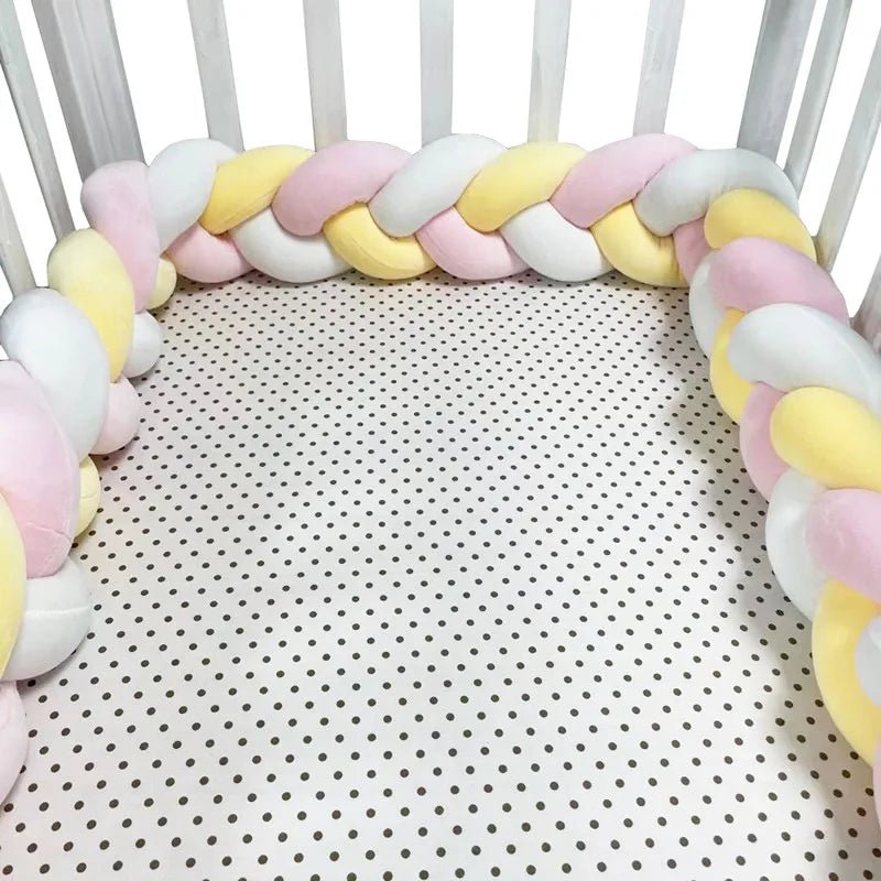 tresse de lit bébé"DouxCocon™ : La Tresse qui Transforme le Lit de Bébé en Un Nid d’Amour et de Tendresse" - kidzbutterfly.com