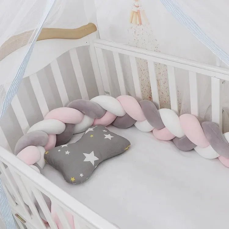 tresse de lit bébé"DouxCocon™ : La Tresse qui Transforme le Lit de Bébé en Un Nid d’Amour et de Tendresse" - kidzbutterfly.com