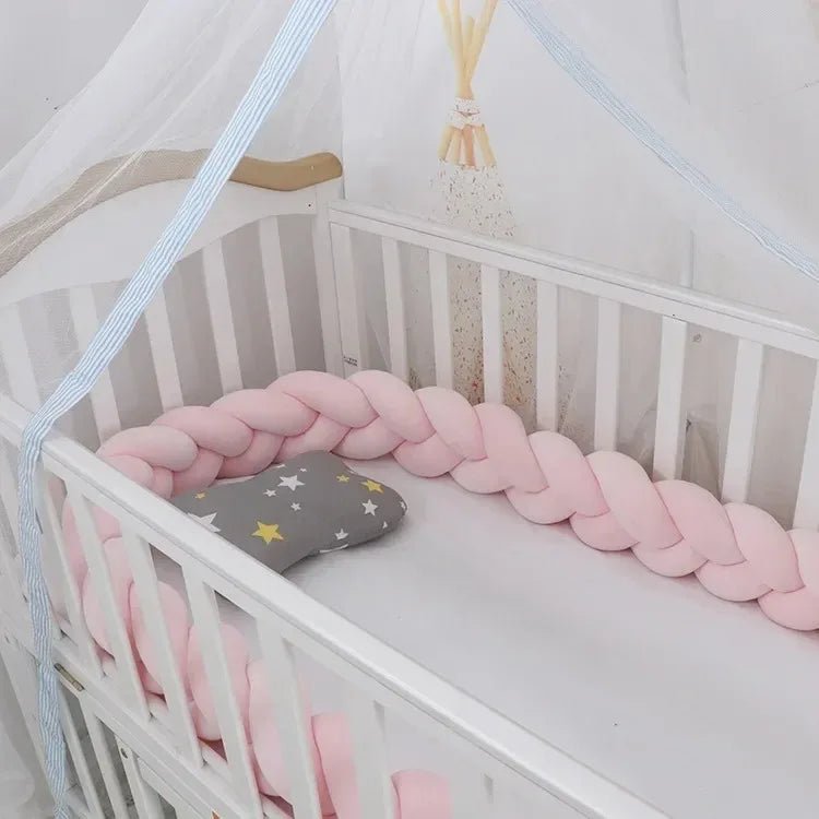 tresse de lit bébé"DouxCocon™ : La Tresse qui Transforme le Lit de Bébé en Un Nid d’Amour et de Tendresse" - kidzbutterfly.com