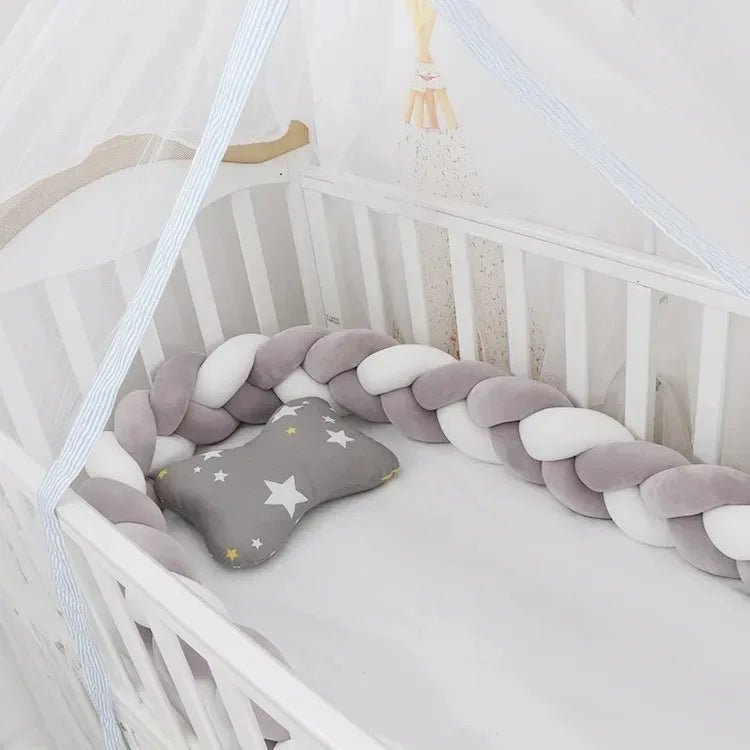 tresse de lit bébé"DouxCocon™ : La Tresse qui Transforme le Lit de Bébé en Un Nid d’Amour et de Tendresse" - kidzbutterfly.com